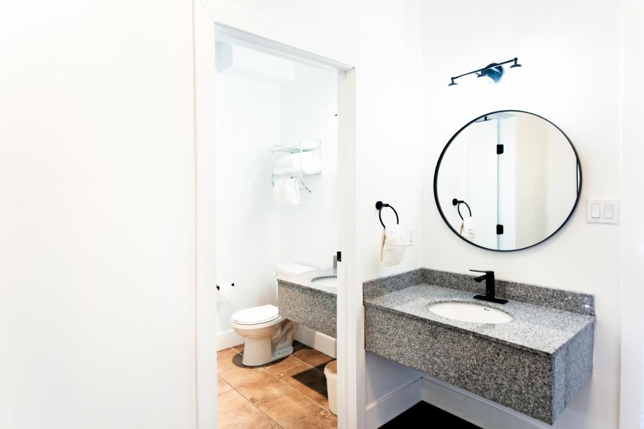 Waterton Glacier Suites Eksteriør billede