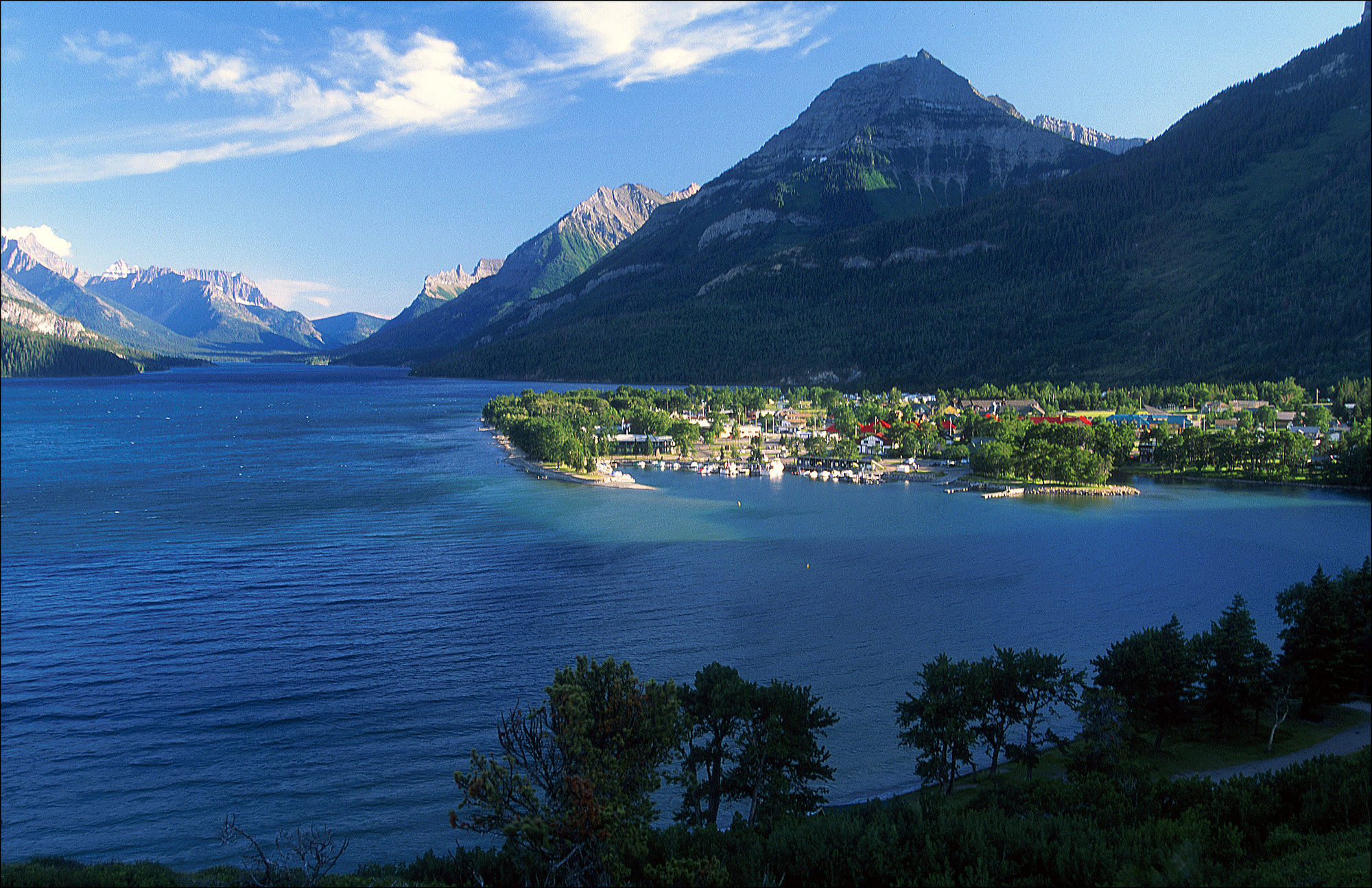 Waterton Glacier Suites Eksteriør billede