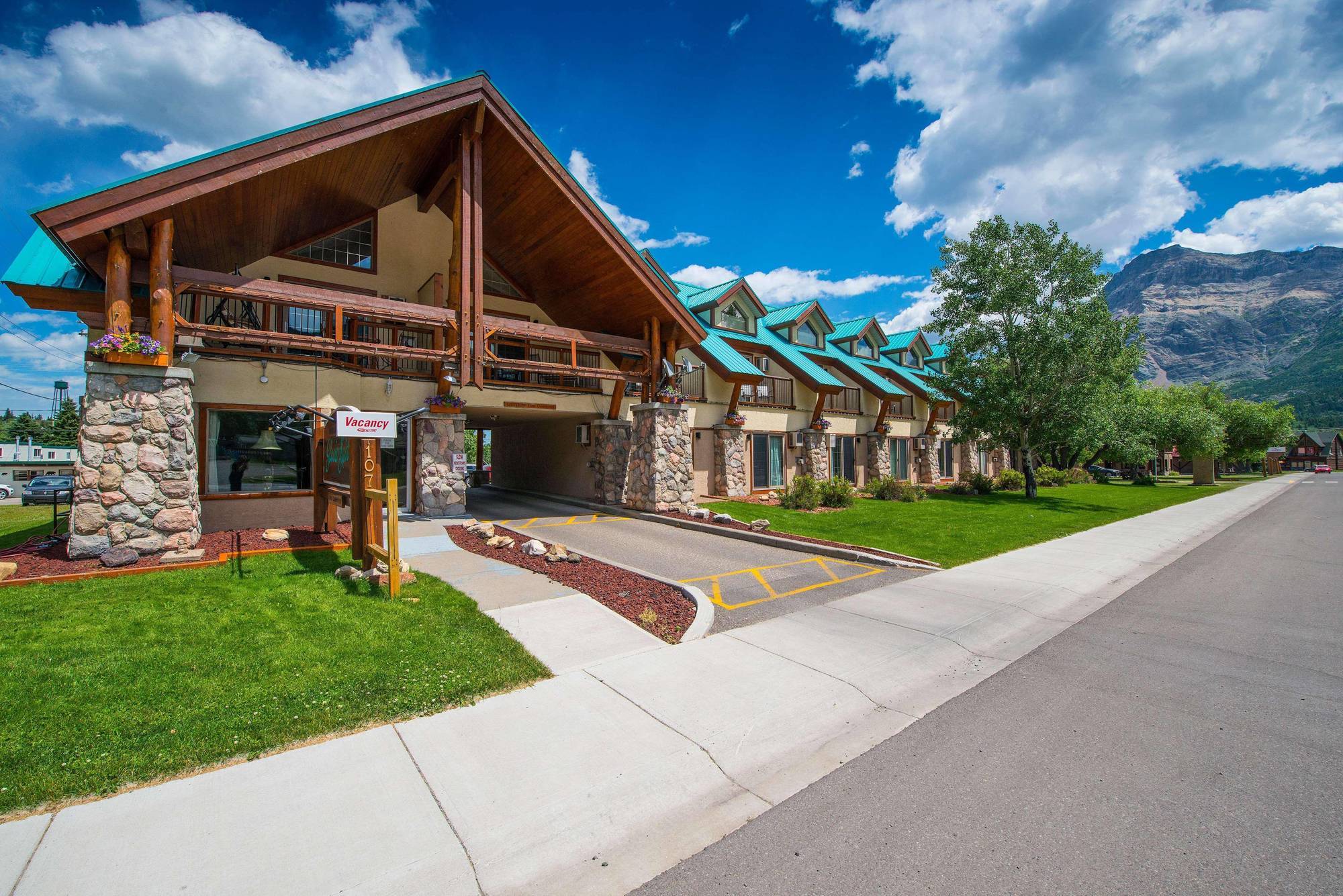 Waterton Glacier Suites Eksteriør billede