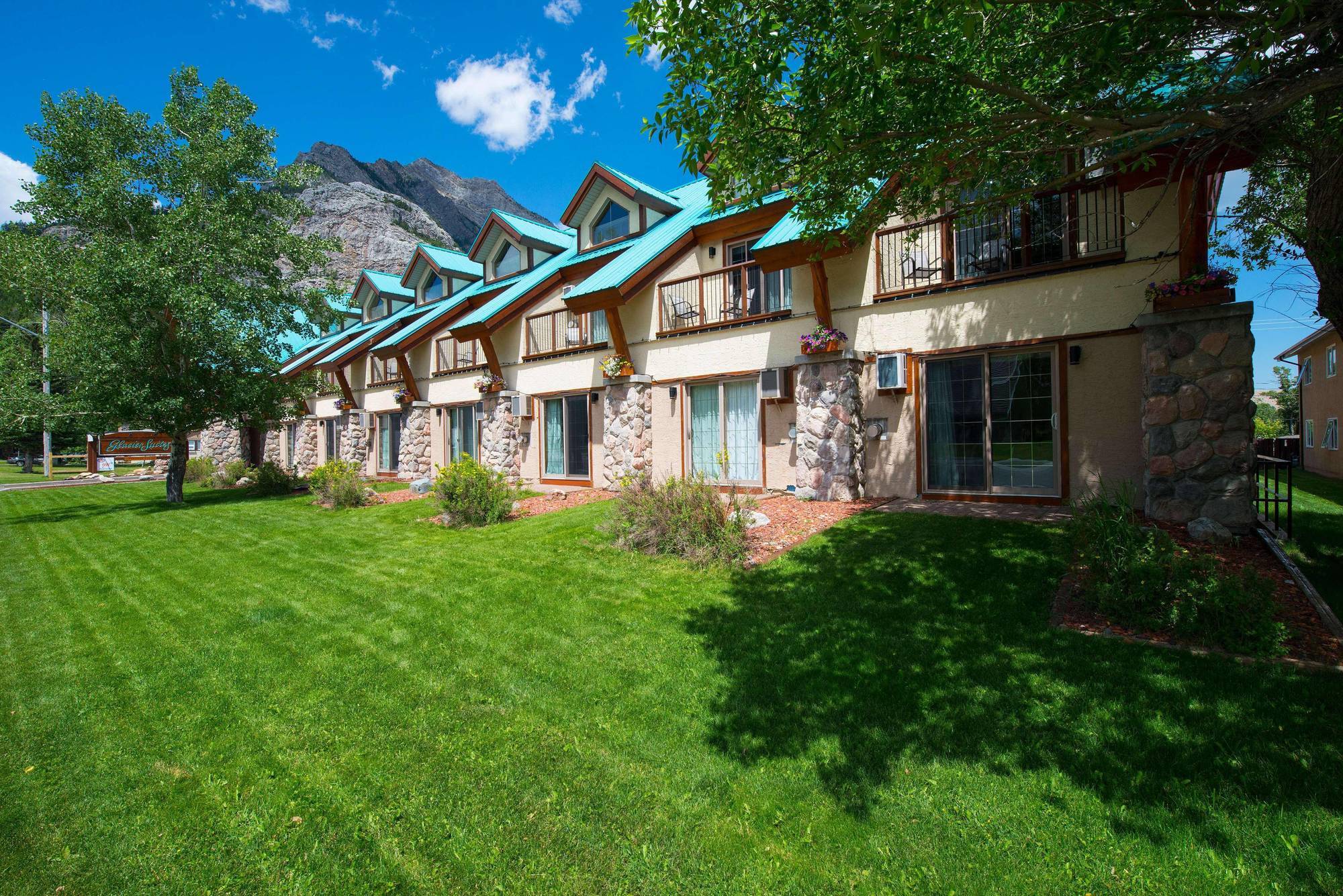 Waterton Glacier Suites Eksteriør billede