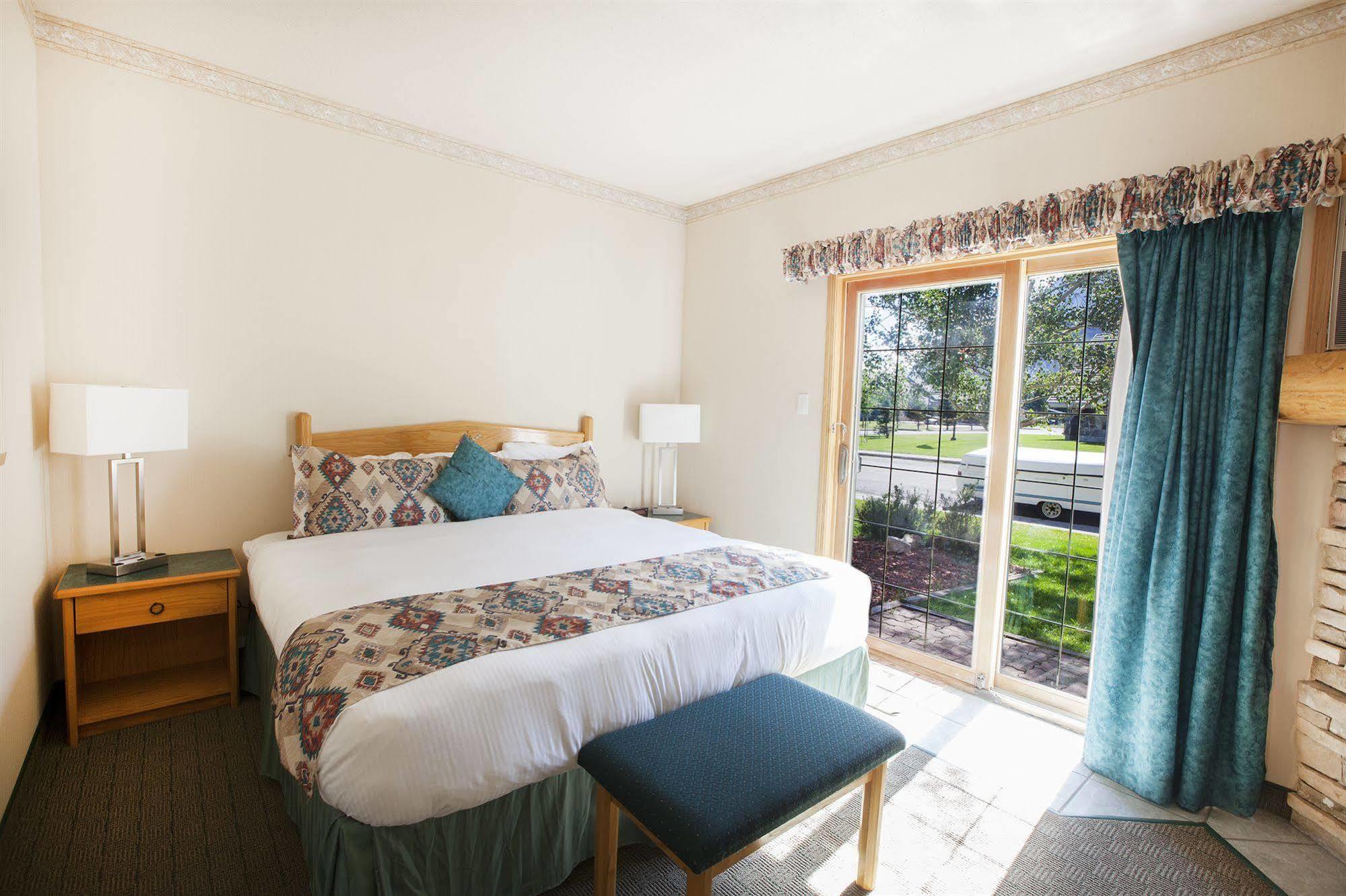 Waterton Glacier Suites Eksteriør billede